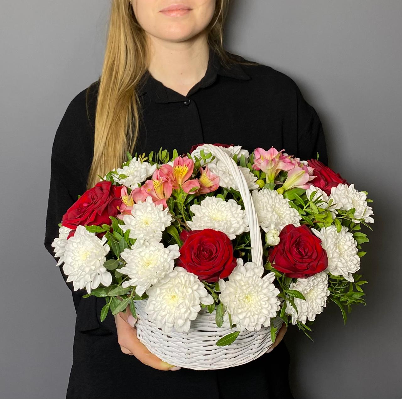 Классическая корзина с красными розами