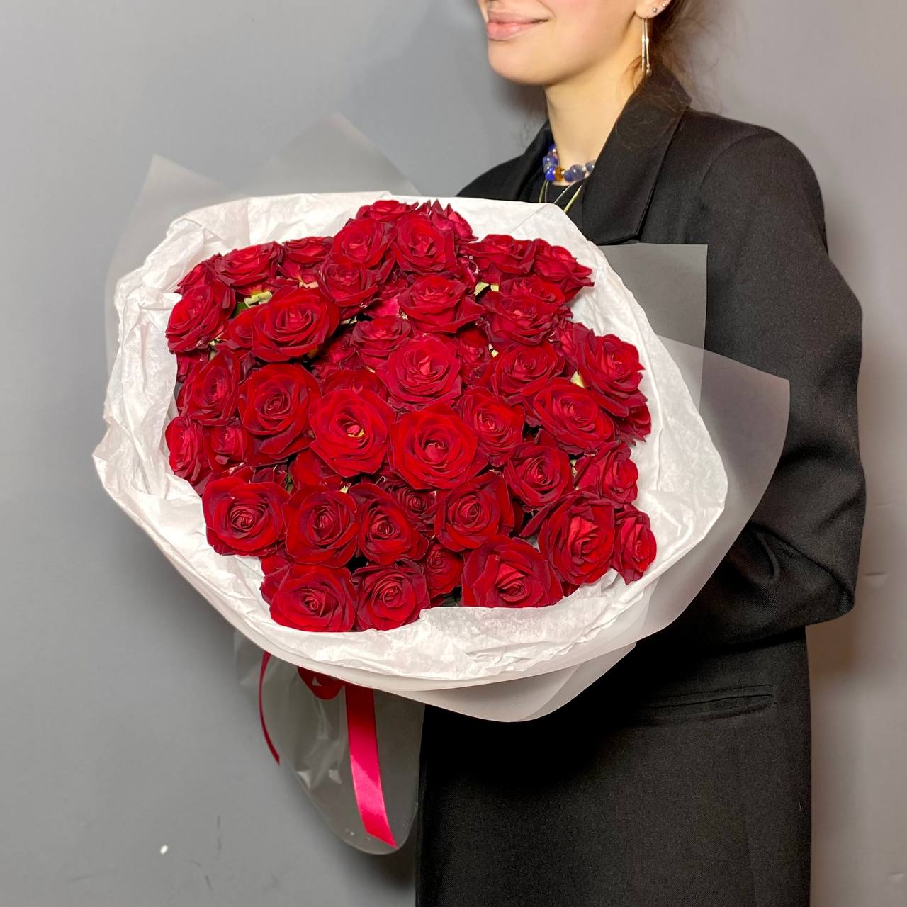 Большой букет красных кустовых роз (15 шт)
